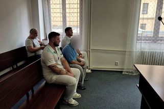 Bratra ubodal dvěma noži, třetí zlomil v těle otce. Narkomana z Plzně odsoudili jen za opilství - Novinky